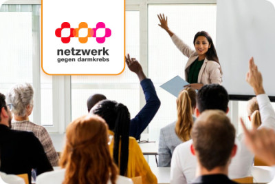 Arzt klaert Mitarbeiter ueber Darmkrebs, die Darmspiegelung und einfache Stuhltests fuer Zuhause auf.